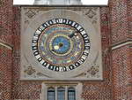 London  Schloß Hampton Court Zweiter Innenhof mit der Uhr am Uhrturm (GB).